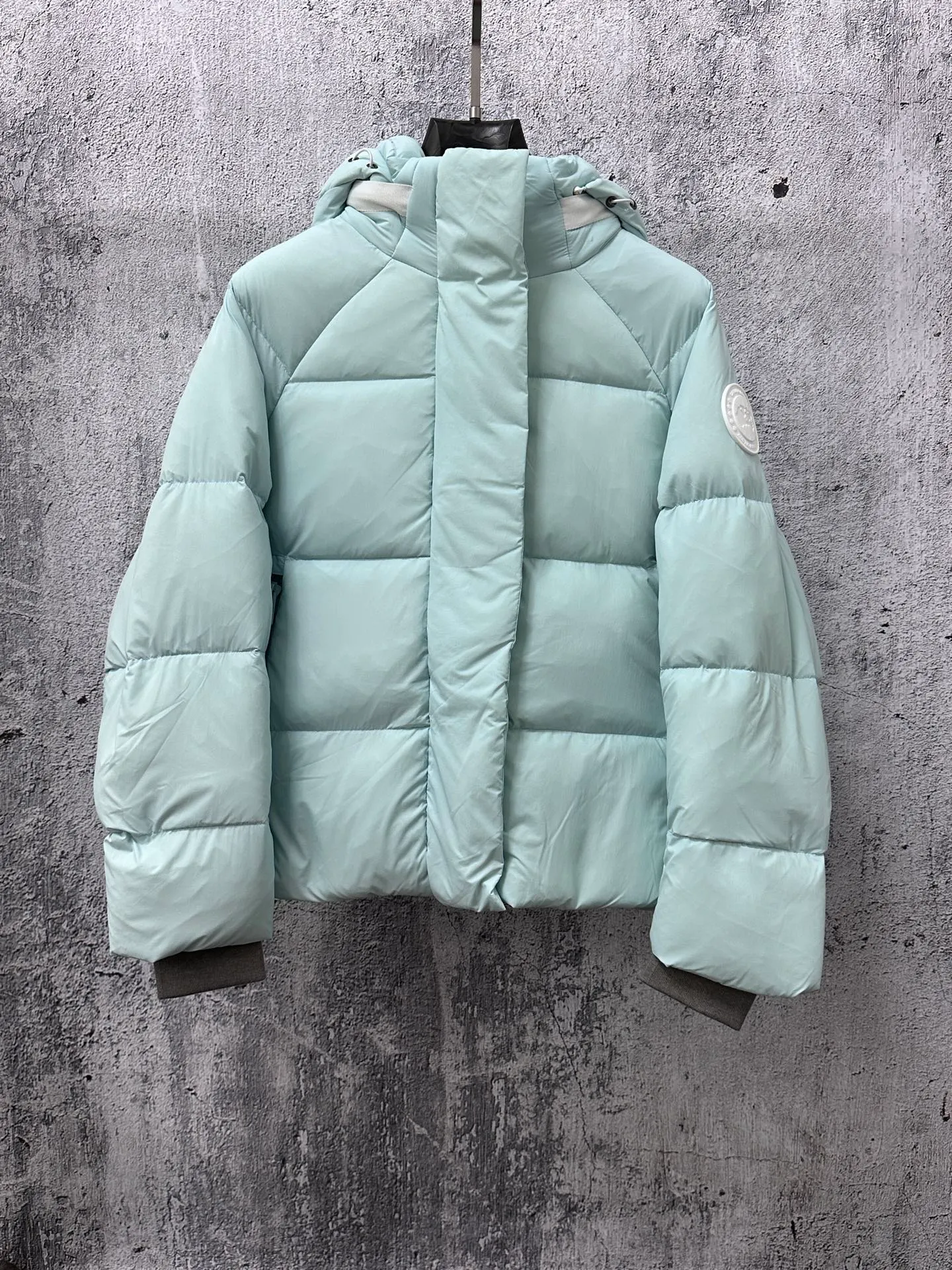 P740 【𝗖𝗔𝗡𝗔𝗗𝗔 𝗚𝗢𝗢𝗦𝗘】Capsule Series Macaron White Label Fabric: Made of soft EnduraLuxe fabric imported from DuPont, CORDURA, USA, which enhances the durability of easy-to-wear parts, is lightweight and durable; the liner is made of 400T anti-velvet gallbladder, which is comfortable, soft and non-velvet. : Equipped with a detachable hood, which can be adjusted in two directions, and is also filled with down, which brings greater softness and wrapping around the head and neck, and is full of warmth. This parka features white trim on the back and sides, and the hardware locks are all original and custom-made to match the muted fabric color. Goose label: The official website’s new series of silicone material labels, non-embroidery labels. Length: Fit hip-length. Size: XS-L